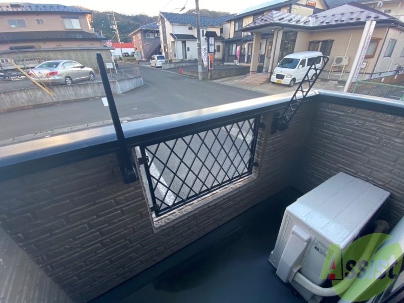 バルコニー　少し小さくても洗濯物はちゃんと外に干せますよ。