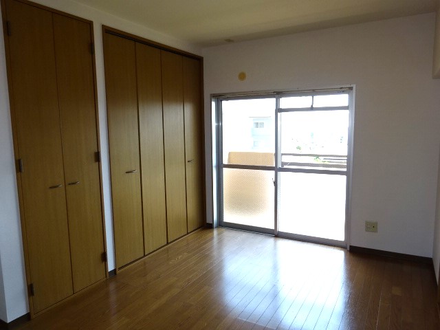 居室・リビング　ベランダ側洋室