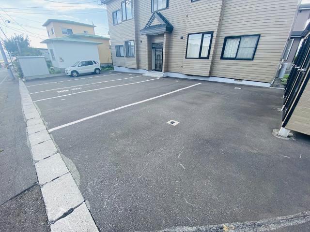 【亀田郡七飯町大川のアパートの駐車場】