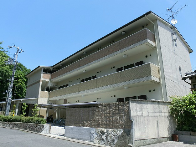 ホワイトハイムKAGAMIISHIの建物外観