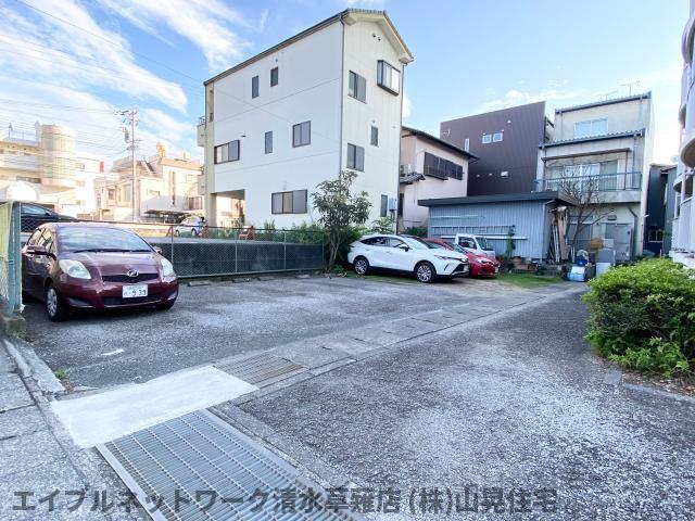 【静岡市清水区草薙のマンションの駐車場】