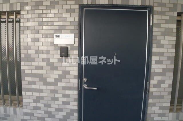 【深谷市緑ケ丘のマンションのエントランス】