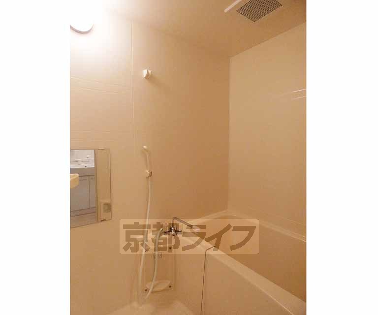 バス・シャワールーム　鏡のついた便利なお風呂