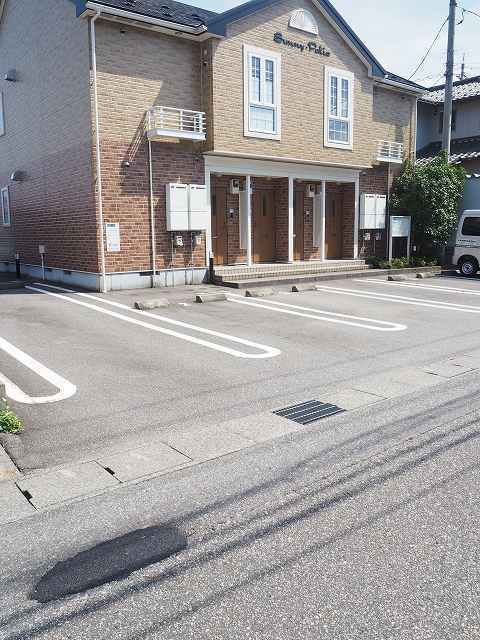 【富山市長江のアパートの駐車場】