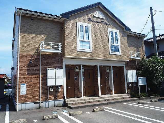 富山市長江のアパートの建物外観