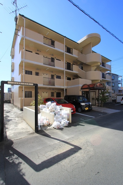 【松山市松末のマンションの建物外観】