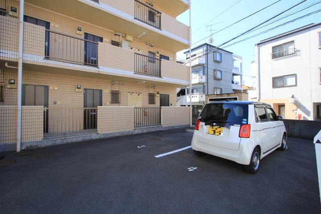 【松山市松末のマンションの駐車場】