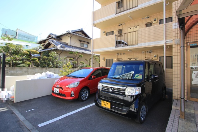 【松山市松末のマンションの駐車場】