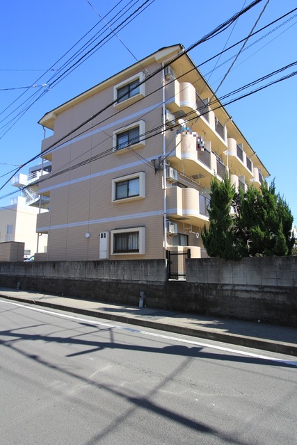 【松山市松末のマンションの建物外観】