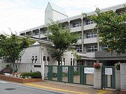 【神戸市灘区備後町のマンションの中学校】