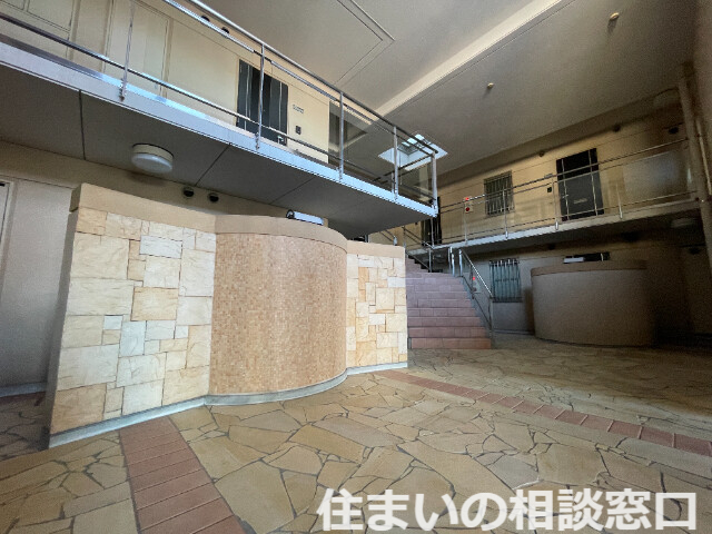 【西尾市熊味町のマンションのロビー】