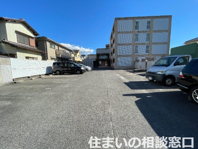 【西尾市熊味町のマンションの駐車場】