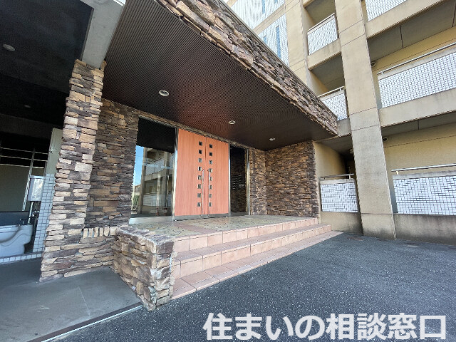 【西尾市熊味町のマンションのエントランス】