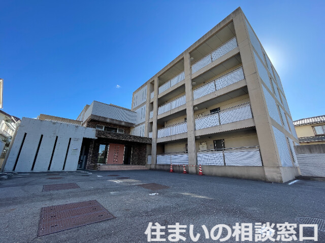 【西尾市熊味町のマンションの建物外観】