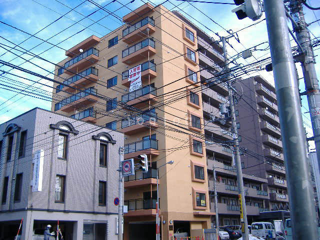 札幌市中央区南六条西のマンションの建物外観