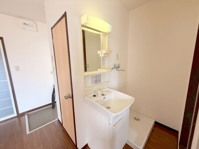 洗面設備　身支度が出来る独立洗面台です。