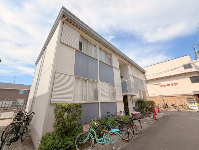 建物外観　閑静な住宅地にある、落ちついた色合いのキレイな建物です。