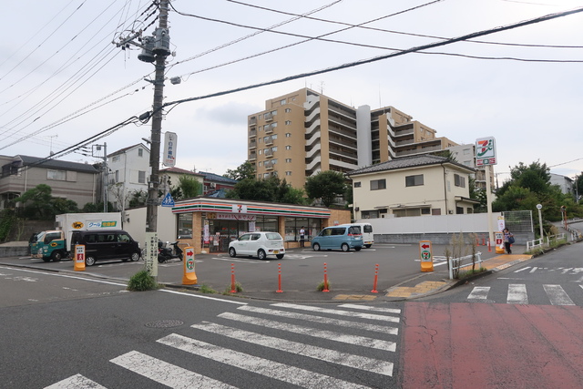 コンビニ　セブン－イレブン多摩諏訪越通り店（コンビニ）まで1100m