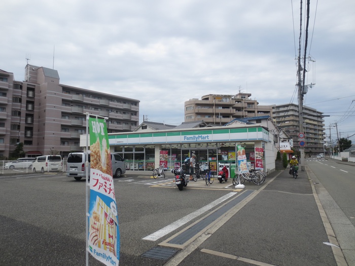 コンビニ　ファミリーマート（コンビニ）まで150m