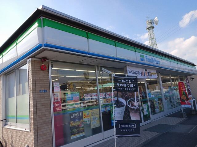 コンビニ　ファミリーマート亀山野村店（コンビニ）まで880m