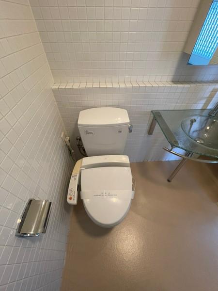 トイレ　トイレ。圧迫感ありません