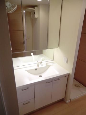 洗面設備　３面鏡付きシャンプードレッサー