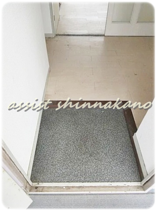 玄関　クリーニング前の写真です