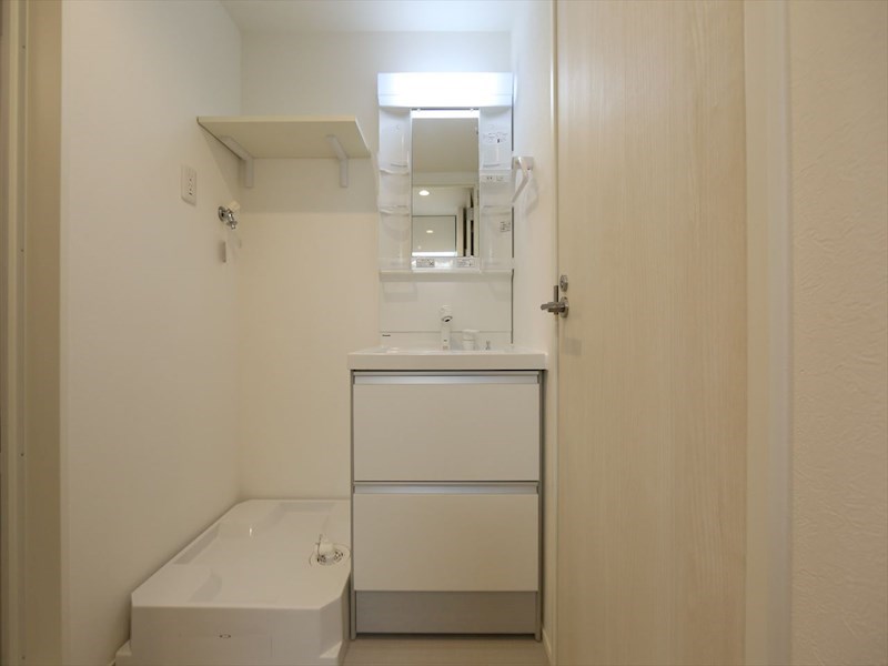 洗面設備　脱衣所　独立洗面台（シャンプードレッサー付）収納スペース有