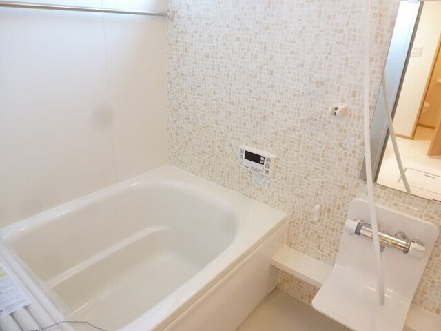 バス・シャワールーム　窓付き浴室です