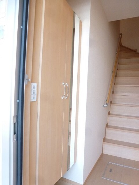 玄関　トールタイプミラー付シューズボックスです。