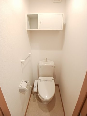 トイレ　落ち着いた色調のトイレです