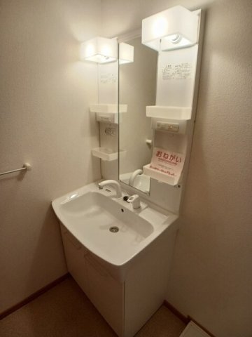 洗面設備　スペースが確保できる洗面所です