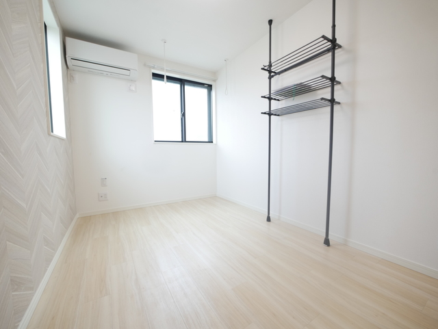 居室・リビング　★窓の多い明るいお部屋です★