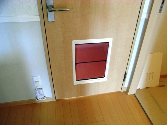その他　ペット飼育可物件ならではの設備！くぐり戸付き!!