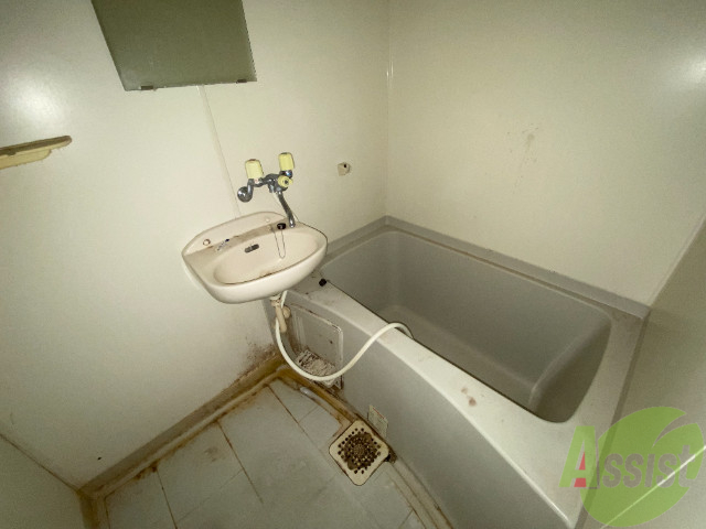 バス・シャワールーム　お風呂はトイレと別で浴室乾燥機が付いてます。