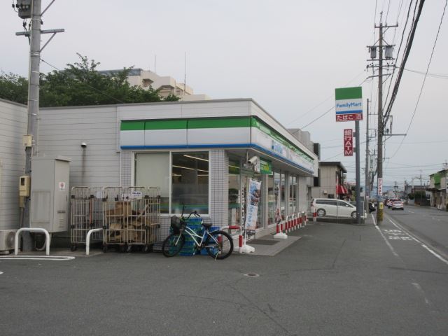 コンビニ　ファミリーマート（コンビニ）まで620m