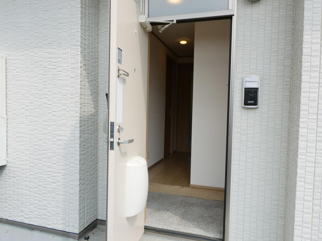玄関　写真・動画・パノラマは同物件別部屋のものです。
