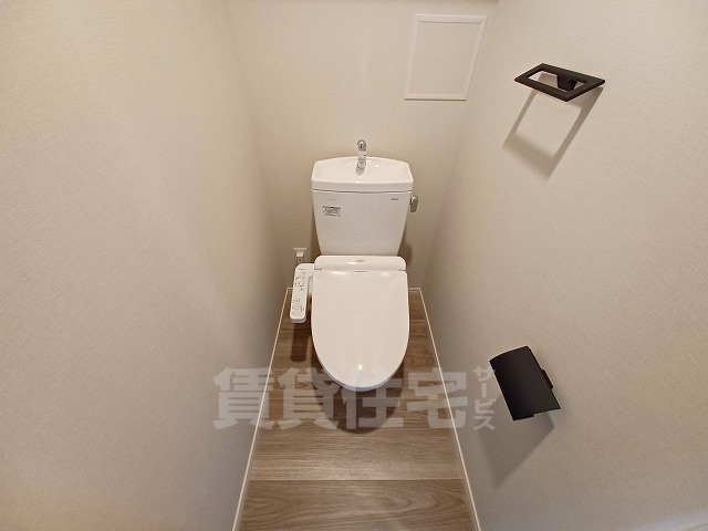 トイレ　同マンション同間取り別部屋写真