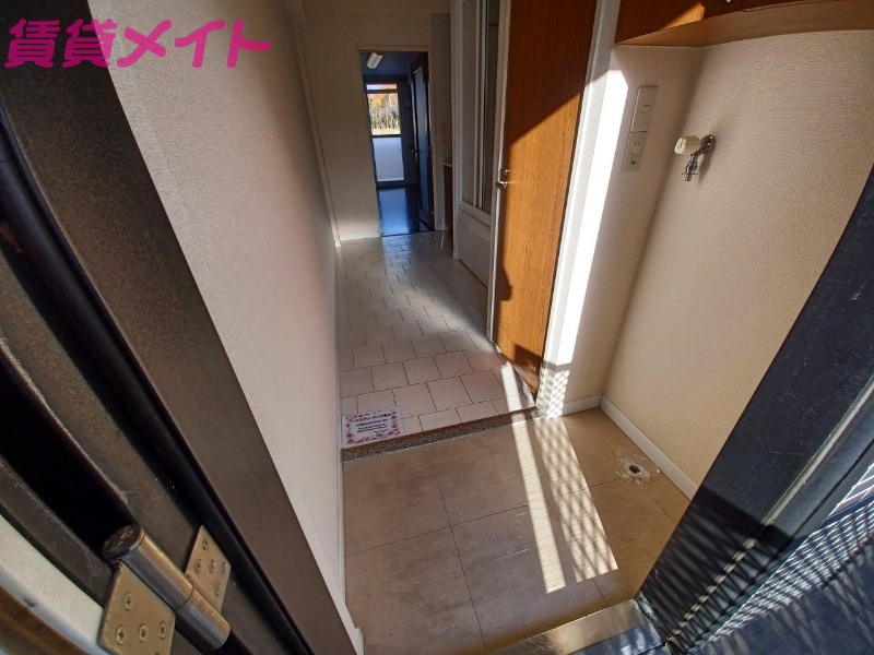 玄関　同物件の別部屋写真です。