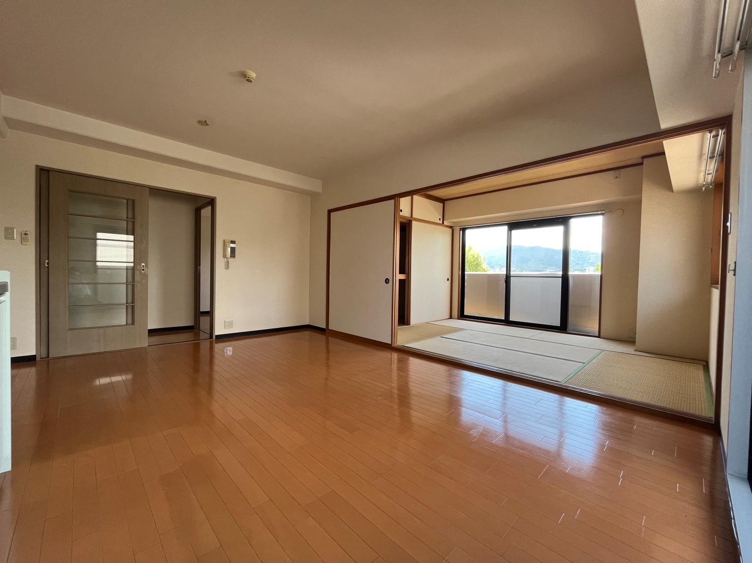 居室・リビング　※同建物の別のお部屋の写真です。