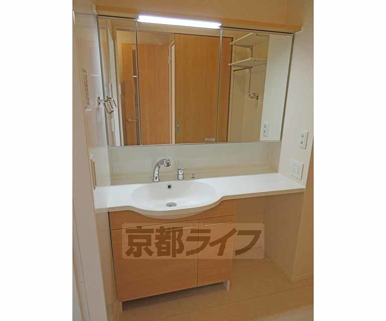 洗面設備　大きい鏡付きのきれいな洗面所です・