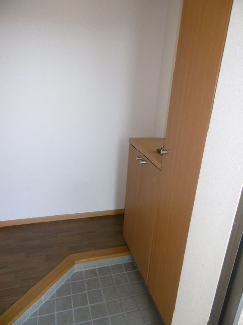 玄関　大きな下駄箱付き