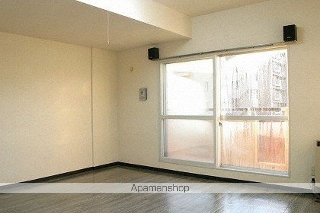 地下鉄東西線 西２８丁目駅 徒歩10分 8階建 築38年の居間写真