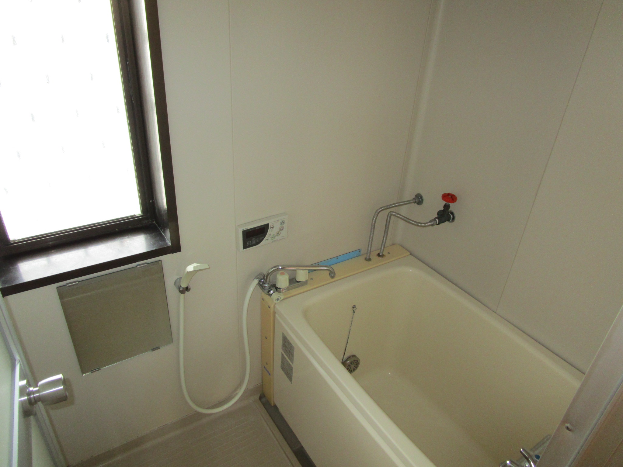 バス・シャワールーム　大きな窓が付いているので明るく換気も良いお風呂です
