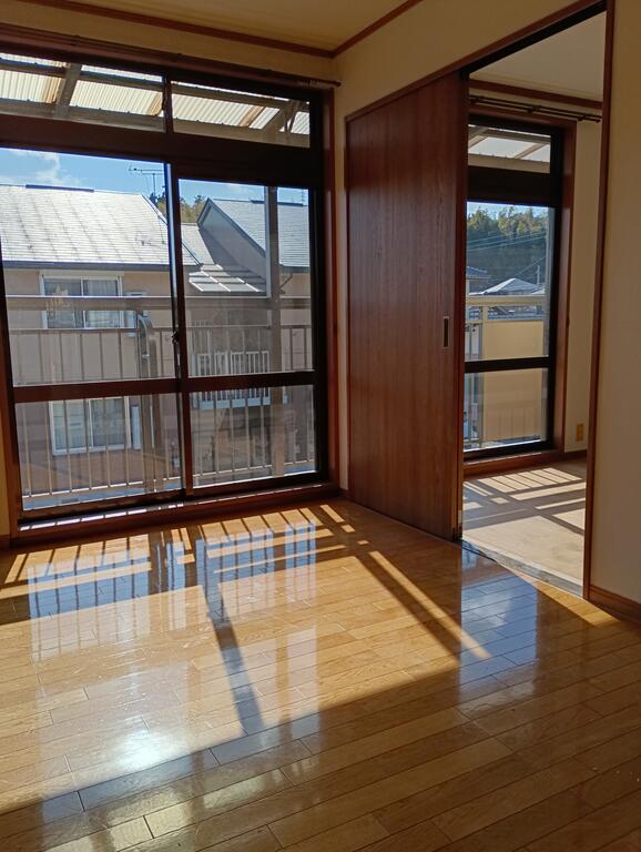 居室・リビング　明るく陽だまりのできるリビング