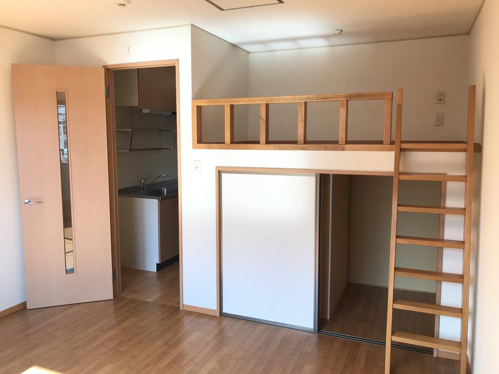 居室・リビング　８帖洋室　ロフト付き