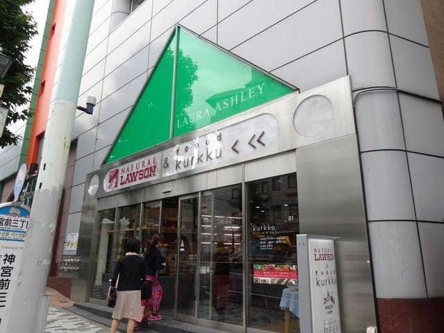コンビニ　ナチュラルローソン神宮外苑西店（コンビニ）まで131m