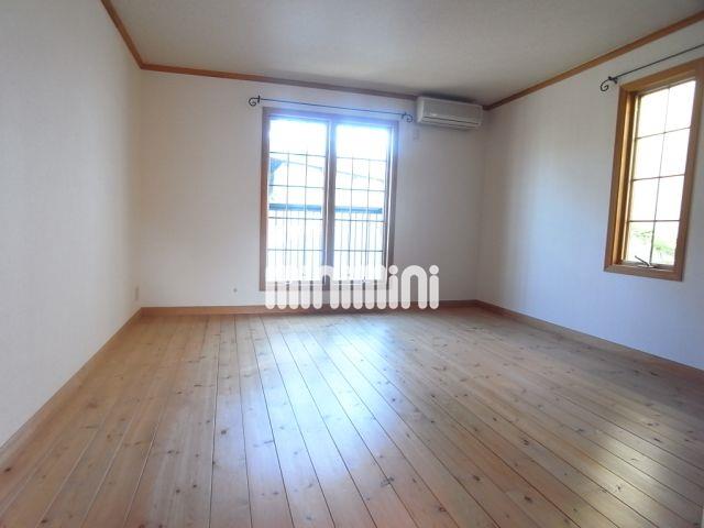 居室・リビング　南向きで日当り良好。