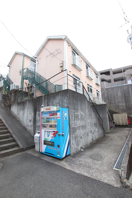 【横浜市港北区仲手原のアパートのエントランス】