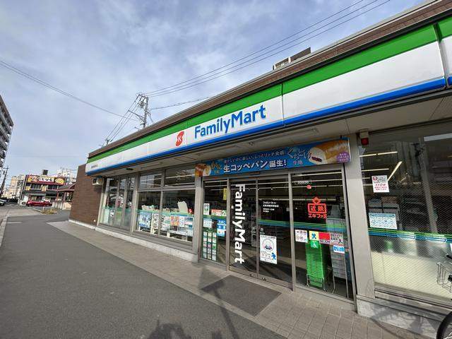 コンビニ　ファミリーマート近鉄津新町駅前店（コンビニ）まで214m